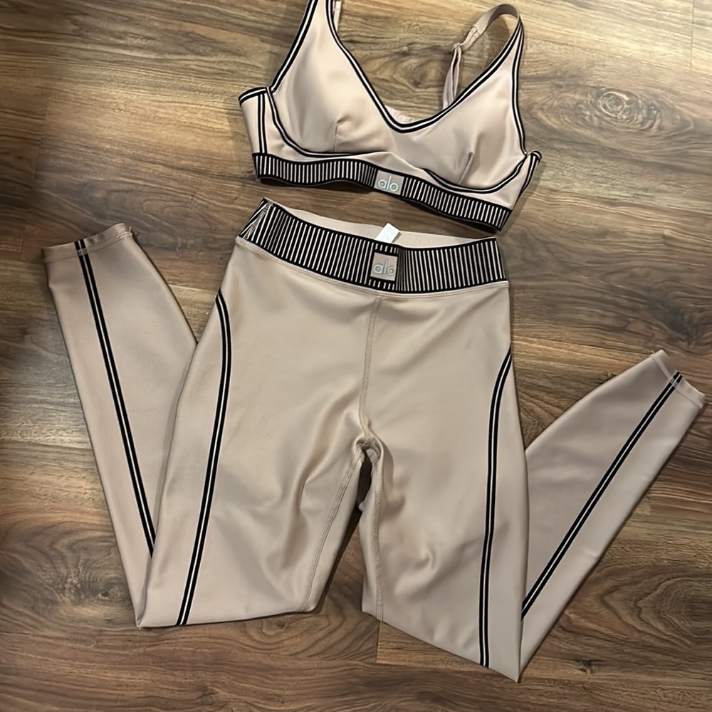 ALO Yoga Taupe & Black Contrast Sports Bra - Picture 4 of 10